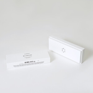 ブラックの箔押し加工が施された、ラグジュアリーフレグランスブランドのシックな印象のオリジナルボックス