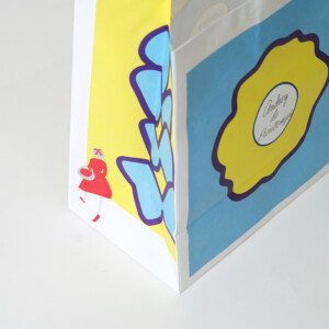 ハンドルに芯入りのアクリルスピンドルを使用した、バレンタイン限定の華やかな花柄デザインが目を引く東京人気土産ブランドのオリジナル紙袋