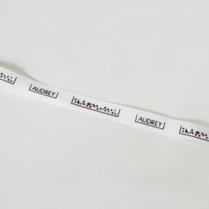 ブランド名といちごのイラストがプリントされた、東京人気土産ブランドのグログランリボン