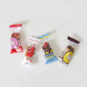 異なるイラストがプリントされた4種のフレーバーのパッケージ