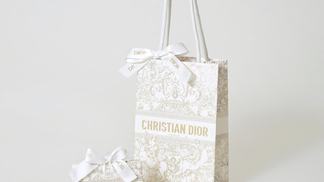 パリ最古の庭園を描いた幻想的なホリデー限定パッケージを読む