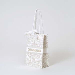 ゴールドの箔押し加工と浮き出し加工を組み合わせた、ラグジュアリーブランドの高級感あふれるオリジナル紙袋