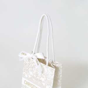 ゴールドの箔押し加工と浮き出し加工を組み合わせた、ラグジュアリーブランドの高級感あふれるオリジナル紙袋