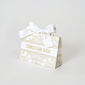 ゴールドの箔押し加工と浮き出し加工を組み合わせた、ラグジュアリーブランドの高級感あふれるオリジナルプレゼントバッグ