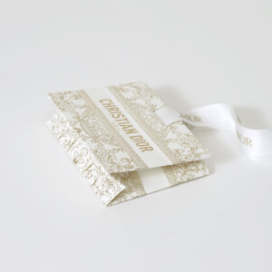 ゴールドの箔押し加工と浮き出し加工を組み合わせた、ラグジュアリーブランドの高級感あふれるオリジナルプレゼントバッグ