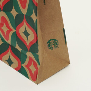 未晒のクラフト紙にイルミネーションのような絵柄が印刷された、コーヒーショップのクリスマスシーズン限定のオリジナル紙袋
