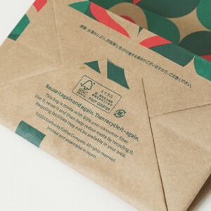 底面に紙マークとFSC認証マークが印刷された、コーヒーショップのクリスマス限定のオリジナル紙袋