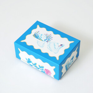 スーイーツ専門店の箔押し加工が施された、上品なオリジナルボックス