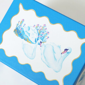 スーイーツ専門店の箔押し加工が施された、上品なオリジナルボックス