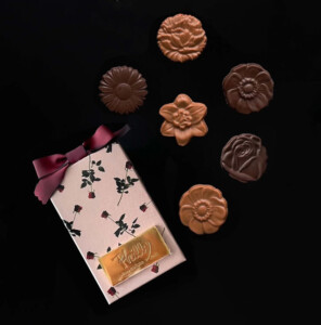 あしらいのリボンを自由に組み合わせることができる、チョコレート専門店のオリジナルボックス