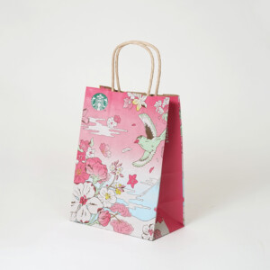 フレキソ印刷を用いて春らしい景色を描いた、コーヒーショップの桜色のオリジナル紙袋