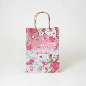 フレキソ印刷を用いて春らしい景色を描いた、コーヒーショップの桜色のオリジナル紙袋