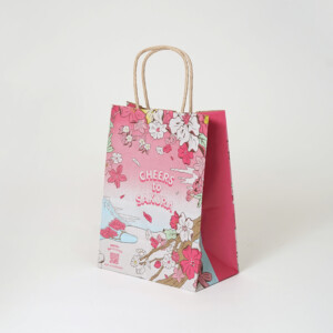 フレキソ印刷を用いて春らしい景色を描いた、コーヒーショップの桜色のオリジナル紙袋