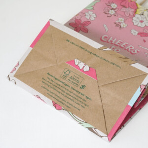 底面にFSC認証マークと紙マークが印刷された、コーヒーショップのオリジナル紙袋 