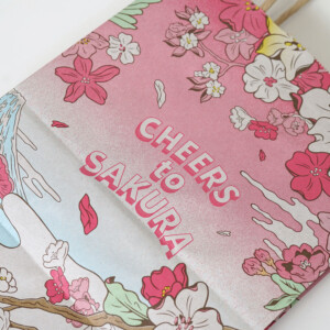 フレキソ印刷を用いて春らしい景色を描いた、コーヒーショップの桜色のオリジナル紙袋