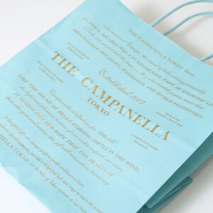 爽やかなターコイズ色が全面印刷された、大人気チョコレードブランドのオリジナル紙袋