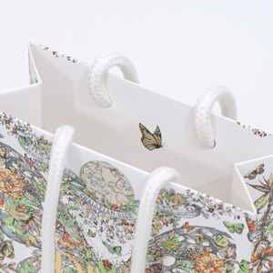 複数色の箔押し加工とV底折りが施された、ハイブランドの華やかでエレガントなオリジナル紙袋