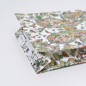 複数色の箔押し加工とV底折りが施された、ハイブランドの華やかでエレガントなオリジナル紙袋