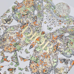 複数色の箔押し加工とV底折りが施された、ハイブランドの華やかでエレガントなオリジナル紙袋