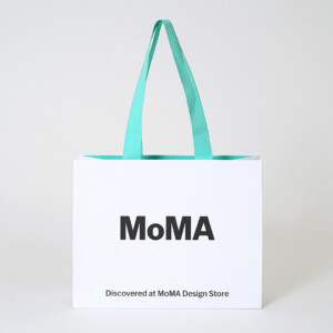 マット加工が施された、美術館のミュージアムショップのスタイリッシュなオリジナル紙袋