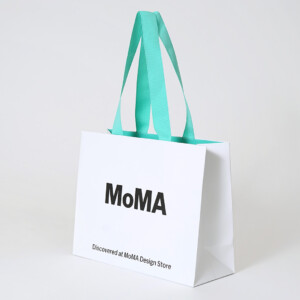 マット加工が施された、美術館のミュージアムショップのスタイリッシュなオリジナル紙袋