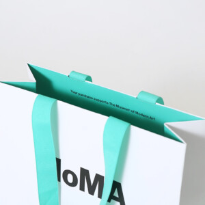 マット加工が施された、美術館のミュージアムショップのスタイリッシュなオリジナル紙袋