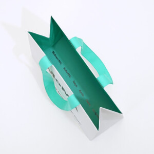 マット加工が施された、美術館のミュージアムショップのスタイリッシュなオリジナル紙袋