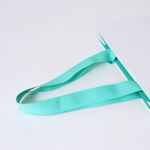 マットな質感のグログランリボンが特徴的な、美術館のミュージアムショップのスタイリッシュなオリジナル紙袋