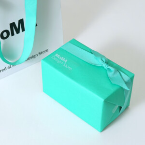 エメラルドグリーンが目に留まる、美術館のミュージアムショップのオリジナルパッケージ