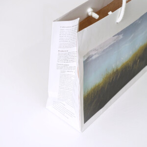 広大な草原がフルカラー印刷された、ファブリックブランドのオリジナル紙袋