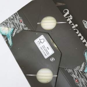 底面に環境マークを印字した、イギリス発アパレルブランドの神秘的でロックなオリジナル紙袋