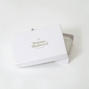 ブランドロゴにゴールドの箔押し加工を施した、イギリス発アパレルブランドのオリジナルボックス