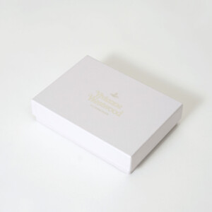 ブランドロゴにゴールドの箔押し加工を施した、イギリス発アパレルブランドのオリジナルボックス