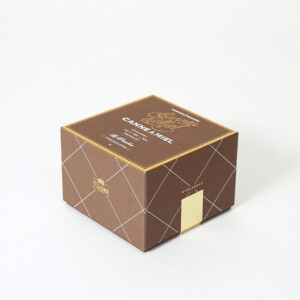 フチ取りにゴールドの箔押し加工が施された、キャラメル×チョコレート専門ブランドのオリジナルボックス