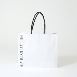 全て紙素材で製造された、チョコレート専門店の環境に配慮したオリジナル紙袋