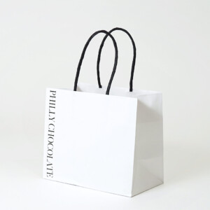 全て紙素材で製造された、チョコレート専門店の環境に配慮したオリジナル紙袋