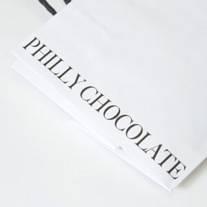 全て紙素材で製造された、チョコレート専門店の環境に配慮したオリジナル紙袋