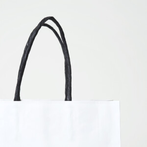 全て紙素材で製造された、チョコレート専門店の環境に配慮したオリジナル紙袋