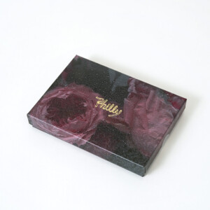 中央のロゴにゴールドの箔押し加工が施された、チョコレート専門店の高級感と華やかさが溢れるオリジナルボックス