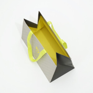 ドットエンボス加工が施された、パティスリー店の色鮮やかなオリジナル紙袋