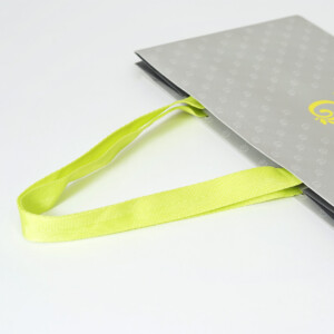 ドットエンボス加工が施された、パティスリー店の色鮮やかなオリジナル紙袋