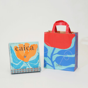 色鮮やかな花の絵がフルカラー印刷された、人気スイーツブランドの華やかなオリジナルボックスとオリジナル紙袋