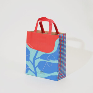 色鮮やかな花の絵がフルカラー印刷された、人気スイーツブランドの華やかなオリジナル紙袋