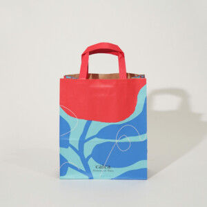 色鮮やかな花の絵がフルカラー印刷された、人気スイーツブランドの華やかなオリジナル紙袋