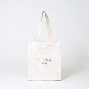 大理石柄とゴールドの箔押し加工がエレガントな雰囲気を演出する、ジュエリーブランドのオリジナル紙袋