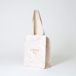 大理石柄とゴールドの箔押し加工がエレガントな雰囲気を演出する、ジュエリーブランドのオリジナル紙袋