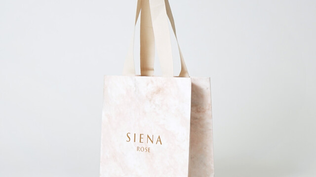 大理石模様が華やかなジュエリーブランドのショッパーを読む