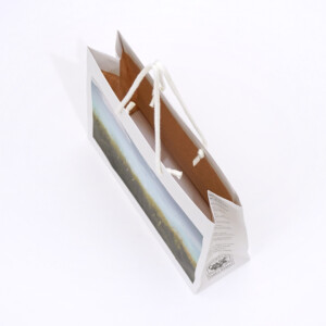 広大な草原がフルカラー印刷された、ファブリックブランドのオリジナル紙袋