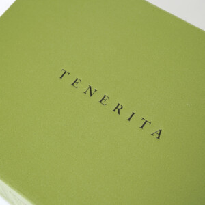 デボス加工とブラックの箔押し加工の組み合わせで特別感を感じる、ファブリックブランドのオリジナルボックス