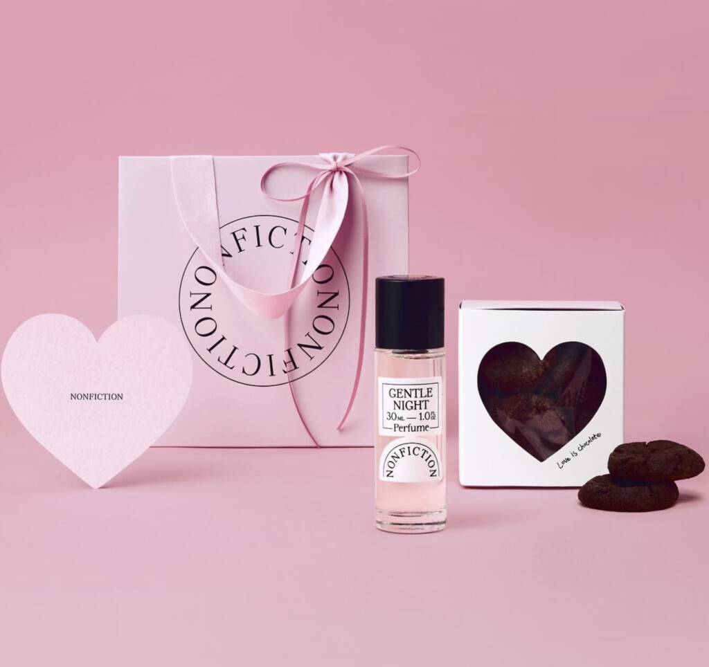 ブラックの箔押し加工とデボス加工が施されたロゴが印象的な、韓国ライフスタイルビューティーブランドのオリジナル紙袋と商品